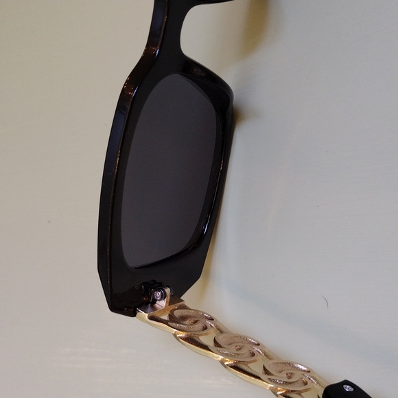 Women's gold chain ⛓️ link black frame sunglasses 🕶️ - Picture 11 of 12